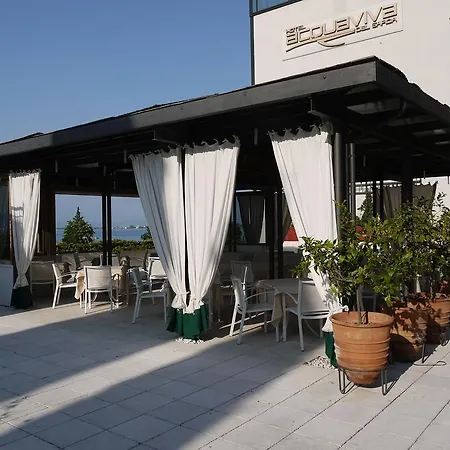 Отель Acquaviva Del Garda 4*